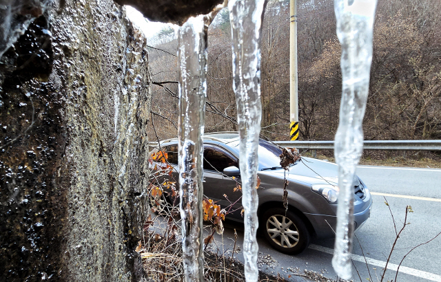 ▲ 한파특보가 발효된 18일 철원군 서면 목련공원 인근 도로변 절개지에 흘러내린 물이 얼어 고드름이 달려있다. 이날 고성 향로봉과 화천 광덕산이 -12.1도까지 떨어지면서 전국에서 가장 낮은 아침 기온을 기록했다. 19일 아침 최저기온은 대관령 -9도, 철원·양구·정선·태백 -7도, 춘천 -5도, 원주 -4도, 강릉 0도 등으로 예보됐다. 이재용 기자