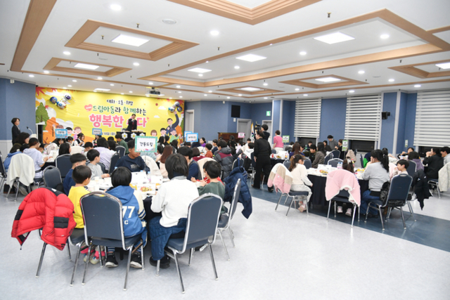 ▲ 최문순 화천군수가 18일 군 여성회관에서 열린 2025년 드림 아동들의 행복한 수다에 참가해 어린이들이 인사를 나누고 있다.