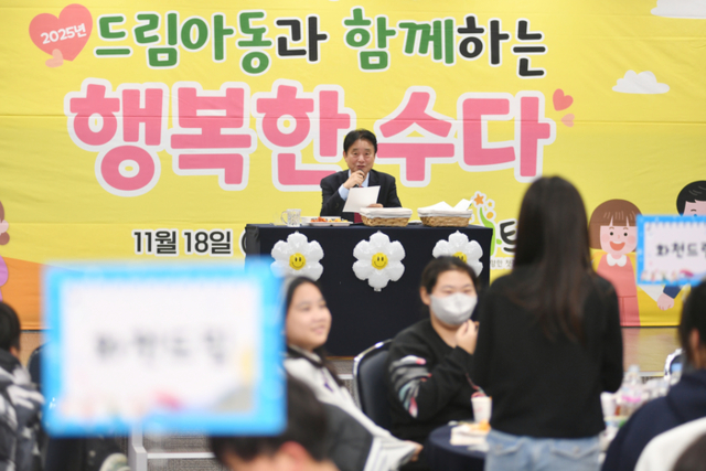 ▲ 최문순 화천군수가 18일 군 여성회관에서 열린 2025년 드림 아동들의 행복한 수다에 참가해 어린이들이 인사를 나누고 있다.