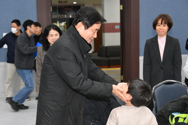 ▲ 최문순 화천군수가 18일 군 여성회관에서 열린 2025년 드림 아동들의 행복한 수다에 참가해 어린이들이 인사를 나누고 있다.