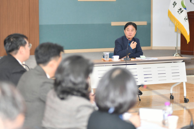 ▲ 2026년 화천군 신규시책·공약 현안사업 보고회가 20일 군청에서 최문순 군수를 비롯한 각 실과소장들이 참석한 가운데 열렸다.