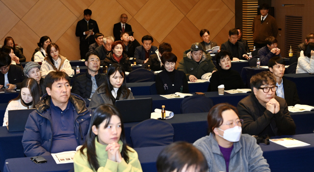 ▲ 폐광지역 문화유산을 활용한 지역문화 정체성 확립과 관광자원화 방안 심포지엄이 18일 정선 강원랜드 하이원 그랜드호텔 컨벤션타워에서 전영철 상지대 교수와 토론자, 지역주민, 관계자들이 참석한 가운데 열렸다. 방도겸 기자