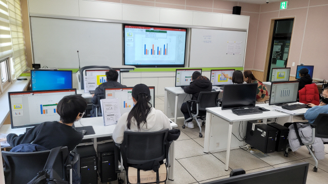 ▲ 사진은 화천 청소년 수련관에서 운영하고 있는 ITQ 자격증반  수업 모습.