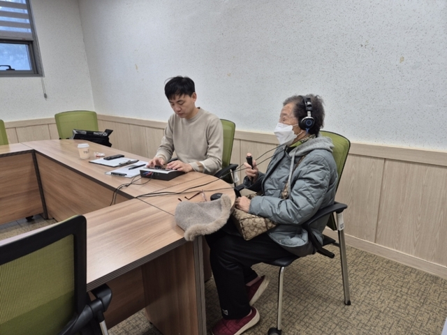 ▲ 춘천북부노인복지관(관장 최기원)은 20일 복지관에서 벨톤보청기 춘천지사 더들림 청각센터(원장 이학민)와 협력해 복지관 어르신을 대상으로 노인성 난청 검사와 청력 상담을 진행했다.