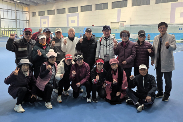 ▲ 한광호 소양강배준비위원장과 김도훈 한국구순테니스회 회장을 비롯한 90세부 참가자들이 19일 춘천송암스포츠타운테니스장에서 열린 2025 춘천소양강배 전국시니어테니스대회 출전을 마친 뒤 기념 촬영하고 있다.  한규빈 기자