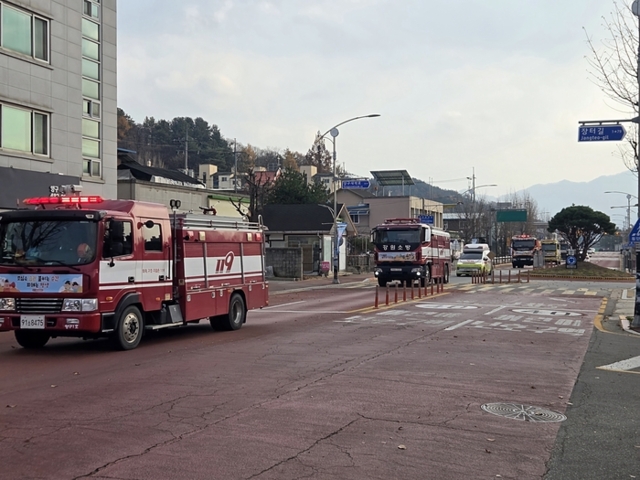 ▲ 양구소방서(서장 권혁범)는 20일 ‘불조심 강조의 달’을 맞아 화재 예방 의식 확산과 시민들의 안전문화 정착을 위해 소방차 길 터주기 훈련 및 소방차 퍼레이드를 실시했다.