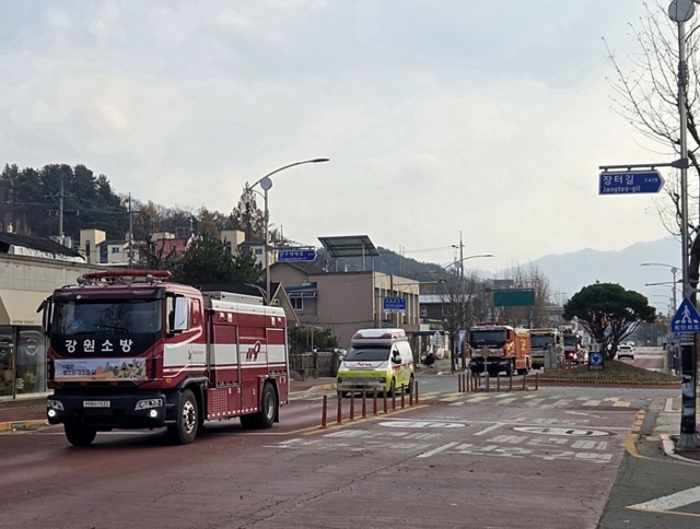 ▲ 양구소방서(서장 권혁범)는 20일 ‘불조심 강조의 달’을 맞아 화재 예방 의식 확산과 시민들의 안전문화 정착을 위해 소방차 길 터주기 훈련 및 소방차 퍼레이드를 실시했다.