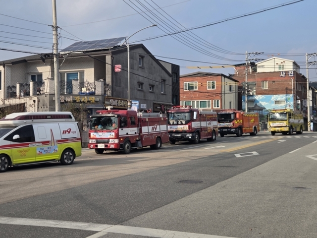 ▲ 양구소방서(서장 권혁범)는 20일 ‘불조심 강조의 달’을 맞아 화재 예방 의식 확산과 시민들의 안전문화 정착을 위해 소방차 길 터주기 훈련 및 소방차 퍼레이드를 실시했다.