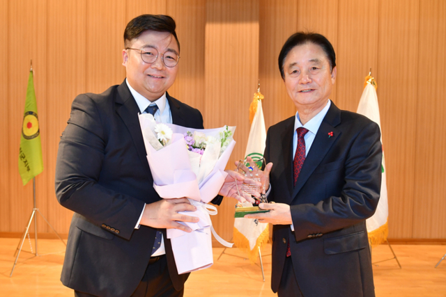 ▲ 제30회 화천군 농업인의 날 행사가 21일 화천체육관에서 최문순 군수, 한기호 국회의원, 주재근 군농업인단체협의회장, 박대현 도의원, 류희상 군의장과 군의원, 기관사회단체장, 지역 농업인들이 참석한 가운데 열렸다.