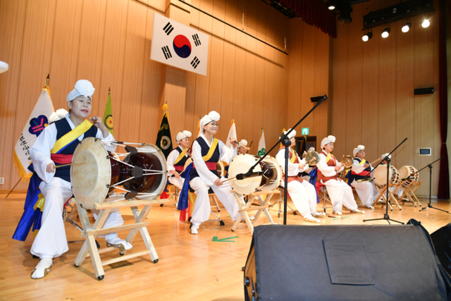 ▲ 제30회 화천군 농업인의 날 행사가 21일 화천체육관에서 최문순 군수, 한기호 국회의원, 주재근 군농업인단체협의회장, 박대현 도의원, 류희상 군의장과 군의원, 기관사회단체장, 지역 농업인들이 참석한 가운데 열렸다.