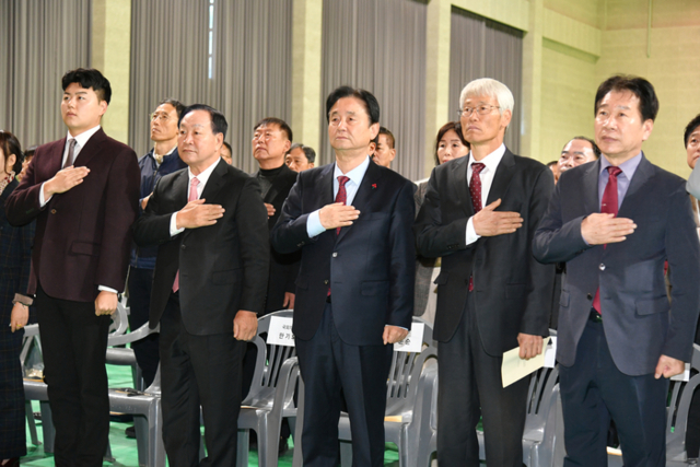 ▲ 제30회 화천군 농업인의 날 행사가 21일 화천체육관에서 최문순 군수, 한기호 국회의원, 주재근 군농업인단체협의회장, 박대현 도의원, 류희상 군의장과 군의원, 기관사회단체장, 지역 농업인들이 참석한 가운데 열렸다.