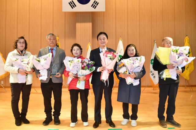 ▲ 제30회 화천군 농업인의 날 행사가 21일 화천체육관에서 최문순 군수, 한기호 국회의원, 주재근 군농업인단체협의회장, 박대현 도의원, 류희상 군의장과 군의원, 기관사회단체장, 지역 농업인들이 참석한 가운데 열렸다.