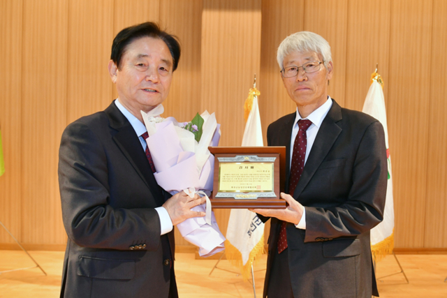 ▲ 제30회 화천군 농업인의 날 행사가 21일 화천체육관에서 최문순 군수, 한기호 국회의원, 주재근 군농업인단체협의회장, 박대현 도의원, 류희상 군의장과 군의원, 기관사회단체장, 지역 농업인들이 참석한 가운데 열렸다.