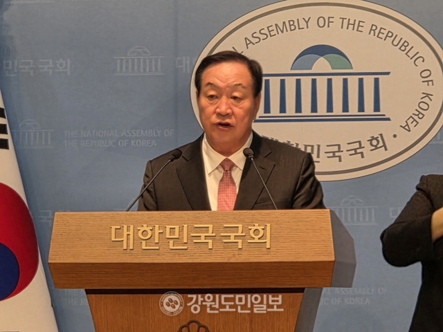 ▲ 국민의힘 한기호(춘천·철원·화천·양구을) 의원이 21일 국회에서 기자회견을 개최, 지난 20일 국회 행정안전위원회 법안심사소위에서 강원특별자치도 특별법 제3차 개정안이 논의되지 못한 것에 대한 유감을 표하고 조속한 통과를 촉구했다. 김여진 기자