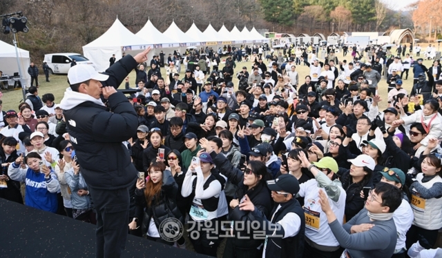 ▲ 달리기를 통한 기부로 화제인 연예인 션 씨와 대한민국 육상의 전설 황영조 국민체육진흥공단 감독과 함께 뛰는 ‘더 크루 선셋 10㎞ 기부런’ 대회가 22일 오후 춘천 강촌 일원에서 열렸다. 기부런에 앞서 션이 공연을 펼치고 있다. 김정호 기자