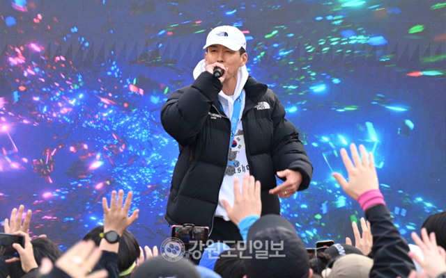 ▲ ‘더 크루 선셋 10km기부런’ 대회가 22일 춘천 강촌 일원에서 열려 행사에 참가한 가수 션이 공연을 하고 있다. 김정호 기자