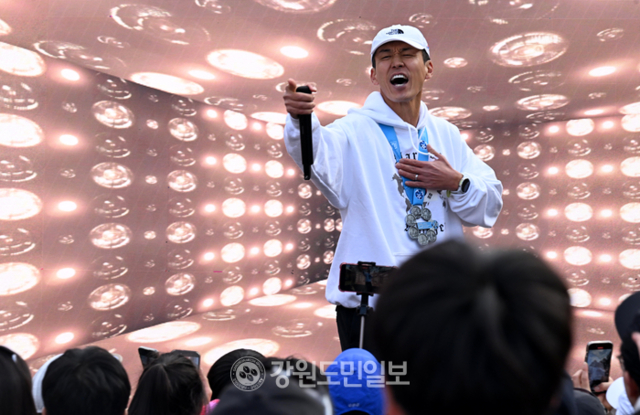 ▲ ‘더 크루 선셋 10km기부런’ 대회가 22일 춘천 강촌 일원에서 열려 행사에 참가한 가수 션이 공연을 하고 있다. 김정호 기자