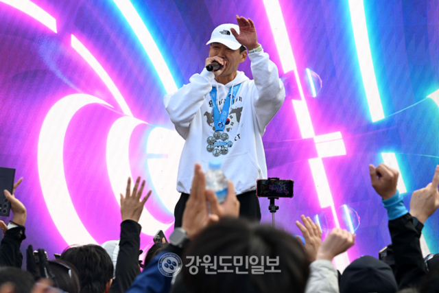▲ ‘더 크루 선셋 10km기부런’ 대회가 22일 춘천 강촌 일원에서 열려 행사에 참가한 가수 션이 공연을 하고 있다. 김정호 기자