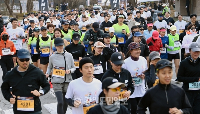 ▲ 달리기를 통한 기부로 화제인 연예인 션 씨와 대한민국 육상의 전설 황영조 국민체육진흥공단 감독과 함께 뛰는 ‘더 크루 선셋 10㎞ 기부런’ 대회가 22일 오후 춘천 강촌 일원에서 열렸다. 김정호 기자