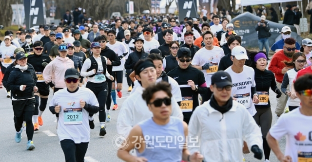 ▲ 달리기를 통한 기부로 화제인 연예인 션 씨와 대한민국 육상의 전설 황영조 국민체육진흥공단 감독과 함께 뛰는 ‘더 크루 선셋 10㎞ 기부런’ 대회가 22일 오후 춘천 강촌 일원에서 열렸다. 김정호 기자