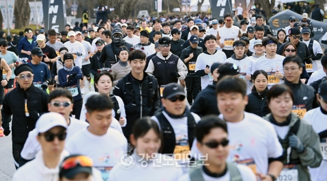 ▲ 달리기를 통한 기부로 화제인 연예인 션 씨와 대한민국 육상의 전설 황영조 국민체육진흥공단 감독과 함께 뛰는 ‘더 크루 선셋 10㎞ 기부런’ 대회가 22일 오후 춘천 강촌 일원에서 열렸다. 김정호 기자