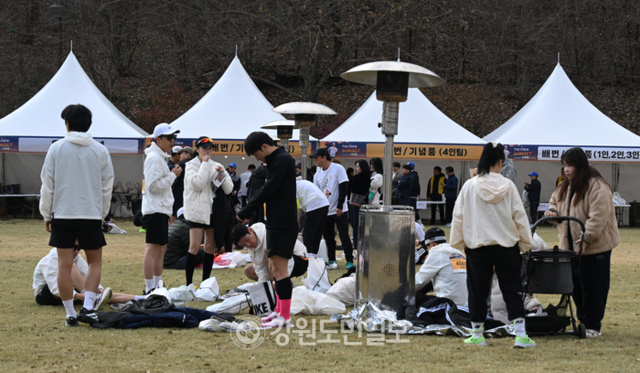 ▲ ‘더 크루 선셋 10km 기부런’대회가 22일 춘천 강촌일원에서 열렸다. 참가자들이 준비를 하고 있다. 김정호 기자