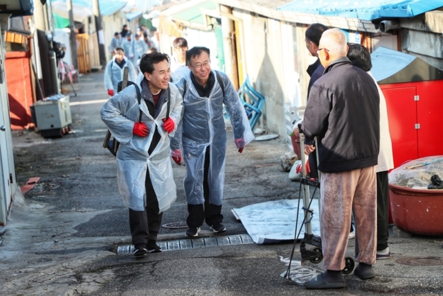 ▲ 김진태 강원도지사는 지난 22일 도청 건축공무원들과 도청 가족봉사단, 도자원봉사센터 관계자들과 함께 춘천시 효자동 일대에서 진행된 ‘사랑의 연탄 나눔 봉사활동’에 참여해 취약계층 가정에 연탄을 배달했다. 강원도 제공