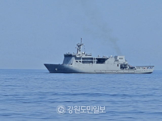 ▲ 지난 6월 고성 거진 해상에서 해군 강화도함 등이 참여해 45년 전 침몰한 속초해경 72정의 인양을 위한 현장조사를 했다. 김주현 기자