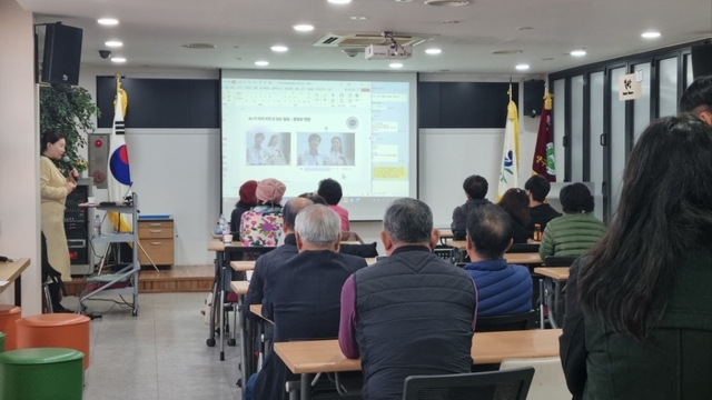 ▲ 양구디엠지생태관광협회(회장 홍성철)는 22일 양구명품관 2층마주누리 회의실에서 협회 회원 및 양구군 주민 25명을 대상으로 ‘AI 첫걸음 교육’을 성공적으로 진행했다.
