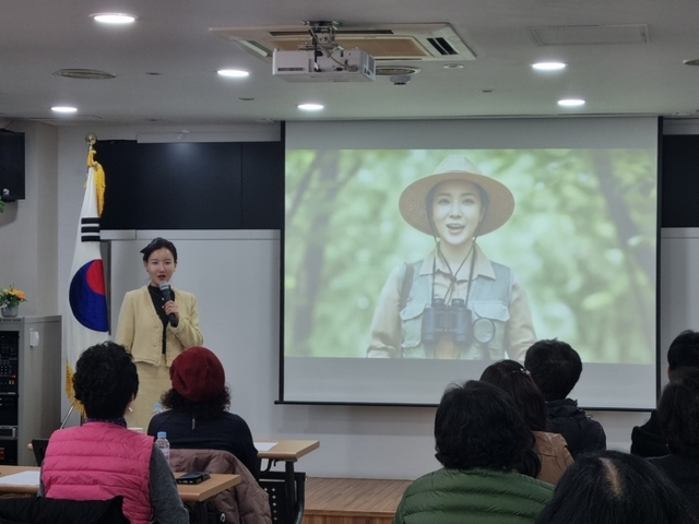 ▲ 양구디엠지생태관광협회(회장 홍성철)는 22일 양구명품관 2층마주누리 회의실에서 협회 회원 및 양구군 주민 25명을 대상으로 ‘AI 첫걸음 교육’을 성공적으로 진행했다.