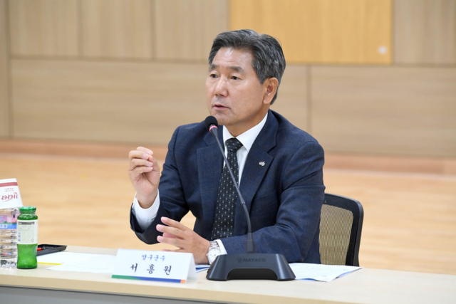 ▲ 양구군 테니스 발전 및 미래 인재 육성 간담회가 21일 오전 양구문예회관 세미나실에서 열렸다. 이날 서흥원 양구군수, 김애자 양구교육지원청 교육장, 정기훈 양구중·고 테니스부 감독, 양구고등학교 테니스 선수들 및 관계자 등이 참석해 학교 테니스 활성화와 학교 체육 발전 방향을 논의했다.