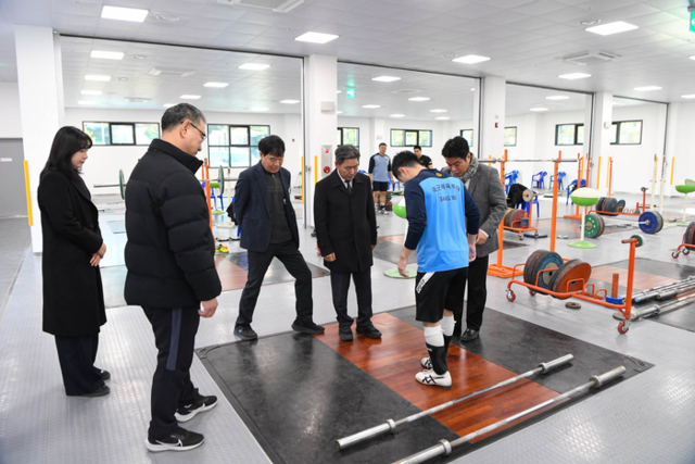 ▲ 서흥원 양구군수는 21일 역도대회가 진행 중인 국토정중앙면 용하체육관과 연습장을 방문, 경기 운영 상황을 살피고 시설 불편 사항 등을 점검했다.