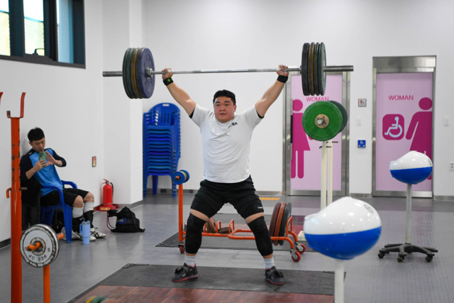 ▲ 서흥원 양구군수는 21일 역도대회가 진행 중인 국토정중앙면 용하체육관과 연습장을 방문, 경기 운영 상황을 살피고 시설 불편 사항 등을 점검했다.