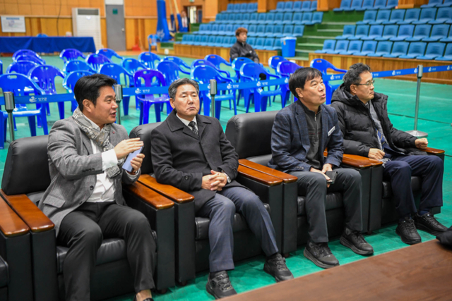 ▲ 서흥원 양구군수는 21일 역도대회가 진행 중인 국토정중앙면 용하체육관과 연습장을 방문, 경기 운영 상황을 살피고 시설 불편 사항 등을 점검했다.