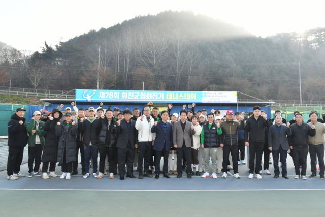 ▲ 제28회 화천군 협회장기 테니스대회가 22일 하남면 거례리에서 최문순 화천군수, 류희상 군의장, 박대현 도의원,  송호관 군체육회장을 비롯해 탁구 동호인들이 참석한 가운데 열렸다.