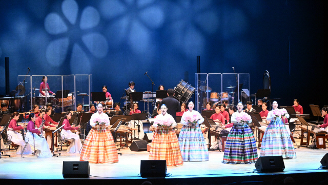 ▲ 춘천시립국악단과 강원도립국악관현악단의 합동 공연 모습.