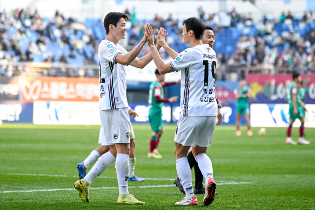 ▲  강원FC 박상혁(사진 오른쪽)이 22일 대전월드컵경기장에서 열린 대전하나시티즌과 하나은행 K리그1 2025 37라운드 맞대결에서 동점골을 터트린 뒤 모재현과 기쁨을 나누고 있다. 강원FC 제공