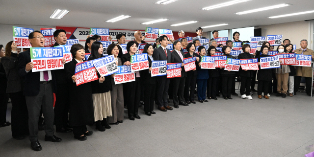 ▲ 국민의힘 이철규 강원도당 위원장과 도당관계자, 당원 등이 21일 국민의힘 강원도당에서 ‘대장동 게이트’ 국정조사 및 특검 도입을 촉구하고 있다. 김정호 기자