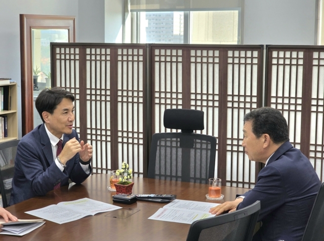 ▲ 김진태 강원도지사가 12일 국회에서 더불어민주당 신정훈 국회 행안위원장(전남 나주·화순)을 만나 강원특별법 3차 개정안의 조속한 심사와 통과를 건의하고 있다. 강원도 제공