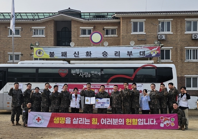 ▲ 육군 15사단 을지여단 육단리대대(대대장 김석민)는 24일 강원도 혈액원(이하 강원혈액원)에 헌혈증 100매를 기부했다.