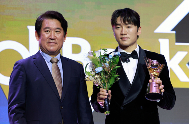 ▲ 24일 서울 송파구 롯데호텔 월드에서 열린 2025 신한 SOL뱅크 KBO 시상식에서 KBO리그 타자부문 도루상을 수상한 LG의 박해민이 포즈를 취하고 있다.  연합뉴스