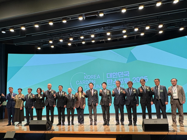 ▲ 한국기후변화연구원이 주관한 ‘대한민국 탄소포럼 2025’가 24일 서울 대한상공회의소에서 정부·학계·산업계·국제기구 전문가 등 1500여 명이 참석한 가운데 열렸다. 한국기후변화연구원 제공