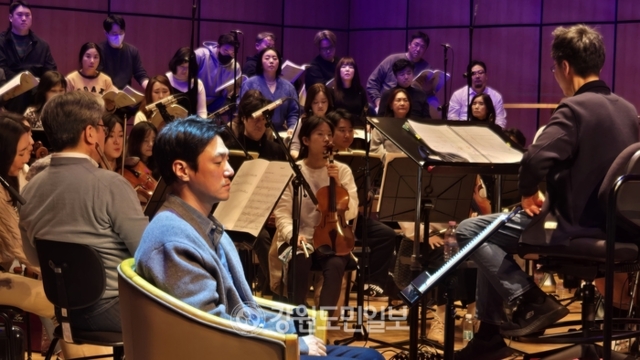 ▲ 강원도민일보가 주최하는 제6회 호반음악제 ‘마지막 눈사람’ 리허설이 24일 춘천문화예술회관에서 열렸다.