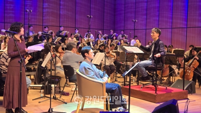 ▲ 강원도민일보가 주최하는 제6회 호반음악제 ‘마지막 눈사람’ 리허설이 24일 춘천문화예술회관에서 열렸다.