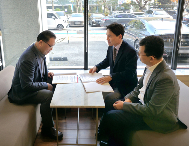 ▲ 김진태 강원도지사는 24일 국회 인근에서 유병서 기획재정부 예산실장과 면담을 갖고, 미래산업 육성, SOC 확충 등 10개 현안사업 228억원 규모 추가 국비 지원 필요성을 설명했다. 강원도 제공