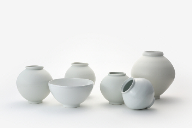 ▲ 양구백토마을 입주작가 이정우의 개인전 ‘같음의 차이, 다름의 질서-White, Wave, Trace’가 21일부터 12월 28일까지 양구백자박물관에서 열린다.