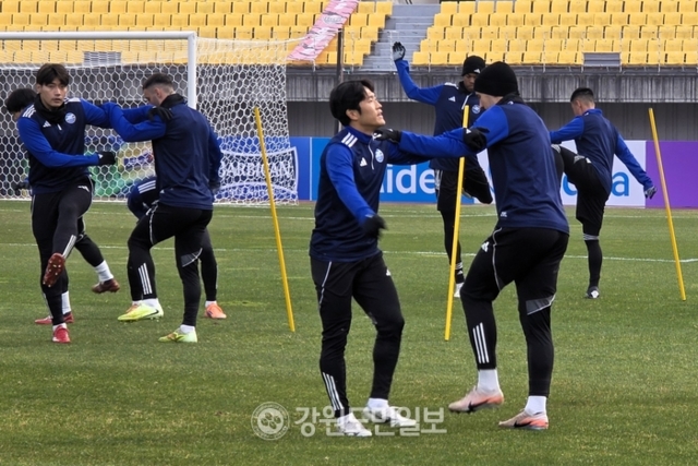 ▲ FC 마치다 젤비아 선수단이 강원FC와 2025-2026 AFC 챔피언스리그 엘리트 리그 스테이지 동아시아 5차전을 하루 앞둔 24일 춘천송암스포츠타운주경기장에서 훈련에 임하고 있다. 한규빈 기자