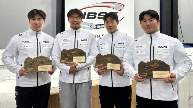 ▲ 한국 봅슬레이 국가대표팀 선수단이 23일(현지 시간) 이탈리아 코르티나담페초에서 열린 2025-2026 IBSF 월드컵 1차 대회 남자 4인승 경기에서 3위에 입상한 뒤 기념촬영하고 있다.  대한봅슬레이스켈레톤경기연맹 제공