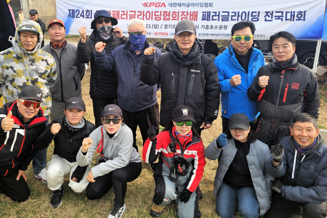 ▲ 강원 선수단이 22일부터 23일까지 경기 양평에서 열린 제24회 대한패러글라이딩협회장기 전국대회에서 종합 우승을 차지한 뒤 기념 촬영하고 있다.  강원도패러글라이딩협회 제공