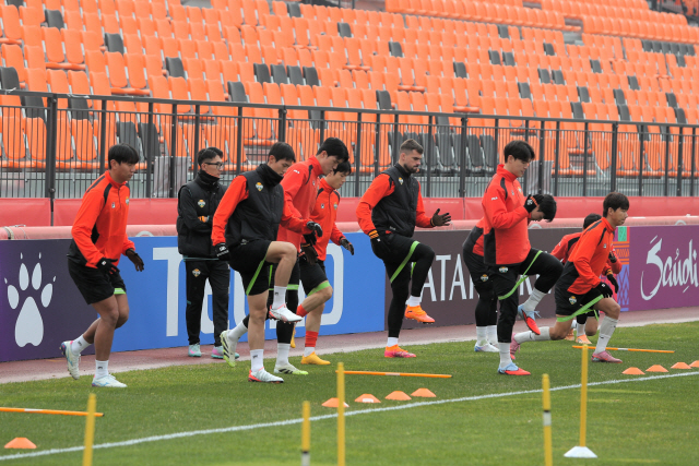 ▲ 강원FC 선수단이 FC 마치다 젤비아와 2025-2026 AFC 챔피언스리그 엘리트 리그 스테이지 동아시아 5차전을 하루 앞둔 24일 춘천송암스포츠타운주경기장에서 훈련하고 있다.  한규빈 기자